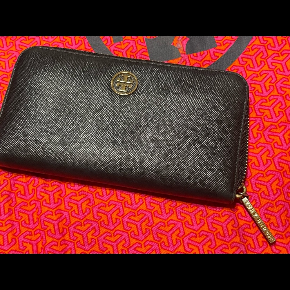 Black Tory Burch zip wallet